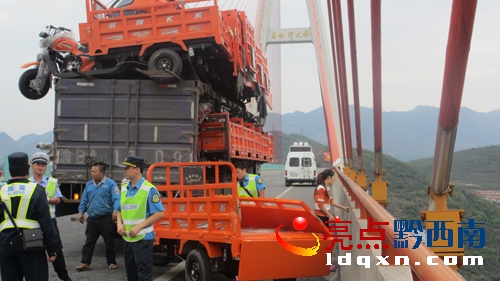 圖為高速交警和路政在現(xiàn)場(chǎng)進(jìn)行緊急處置.JPG
