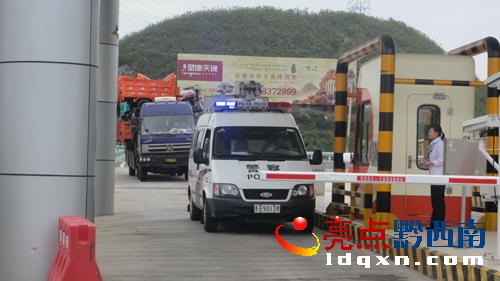 圖為高速交警用執(zhí)法車(chē)護(hù)送貨車(chē)安全駛離汕昆高速公路.jpg