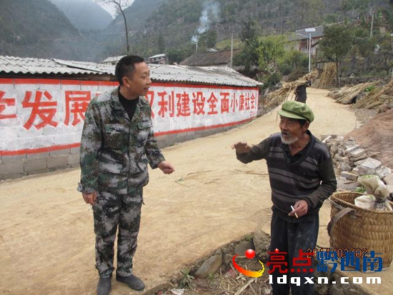 圖為敬南鎮(zhèn)黎元慶副鎮(zhèn)長(zhǎng)與皇竹草種植農(nóng)戶進(jìn)行協(xié)商采種.jpg