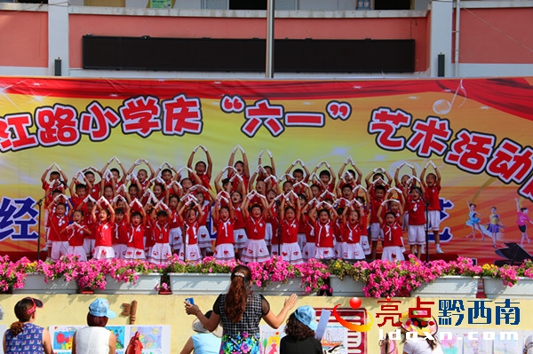 圖為二(1)班小朋友齊唱《國(guó)家》.jpg