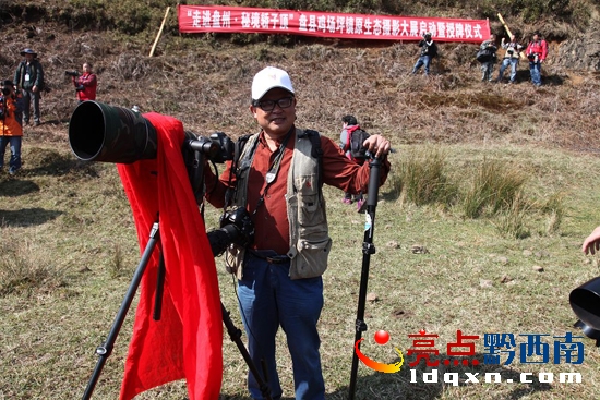 黔西南攝影家協(xié)會(huì)輪流主席張德厚在開(kāi)機(jī)現(xiàn)場(chǎng).jpg