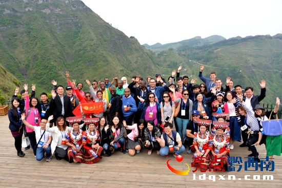 參加萬峰林峰會的國際友人與工作人員在觀景臺合影紀念(陳亞林攝影).jpg