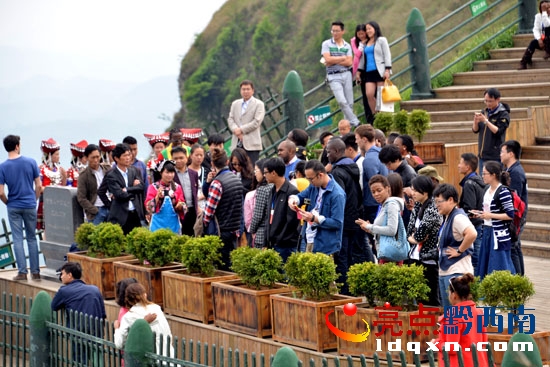 參加萬峰林峰會的國際友人在觀景臺聽取講解(陳亞林攝影).jpg