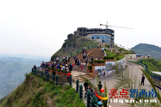 建設(shè)中的“24道拐”觀景臺一角(陳亞林攝影).jpg