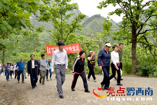 羅寧(前中)一行參加“重走抗戰(zhàn)路”徒步活動(陳亞林攝影).JPG