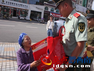 圖為宣傳現(xiàn)場2.jpg