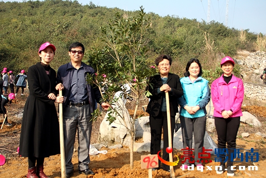 植樹(shù)后合影留念—溫紹杰 攝.jpg