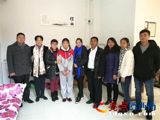 常虹(左三)李云禾(左四)與班主任張紅、團(tuán)委書記陳海燕等合影.jpg