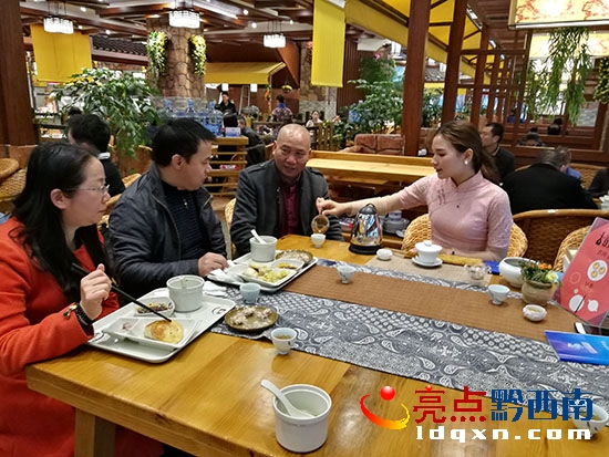 金州龍泉董事長王發(fā)興(右二)和茶藝師討論水與茶的關(guān)系.jpg