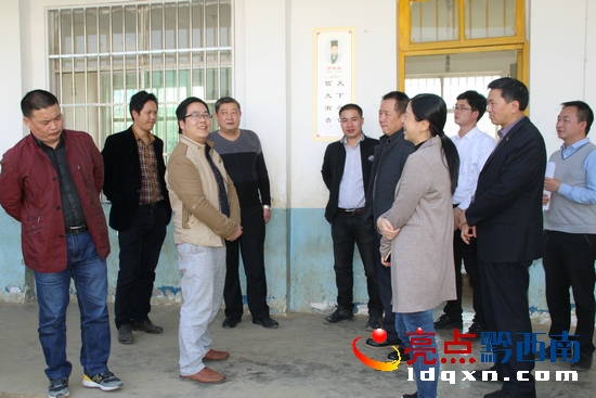 調(diào)研組在新莊坪小學(xué)選點(diǎn).JPG