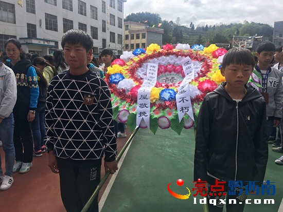 敬獻花圈.jpg