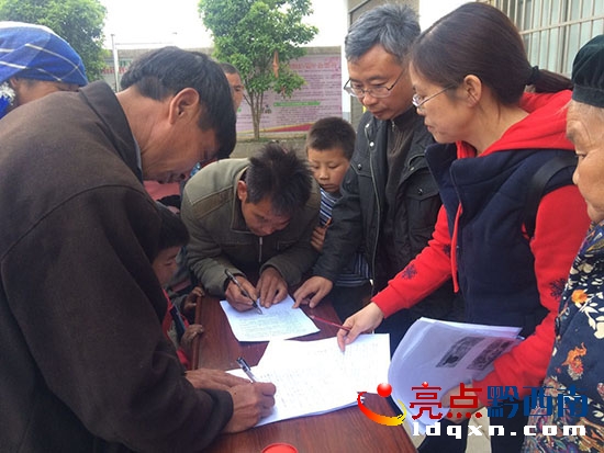 在協議憶上簽字.jpg