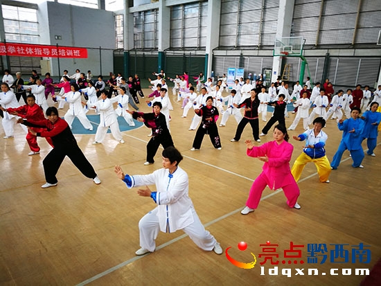 認(rèn)真學(xué)習(xí)的指導(dǎo)員們2.jpg
