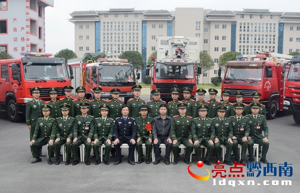 興仁縣政府領(lǐng)導(dǎo)與消防官兵合影留念.JPG