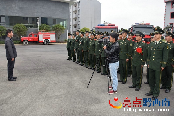 興仁縣政府領(lǐng)導(dǎo)在消防官兵隊(duì)伍前講話.JPG