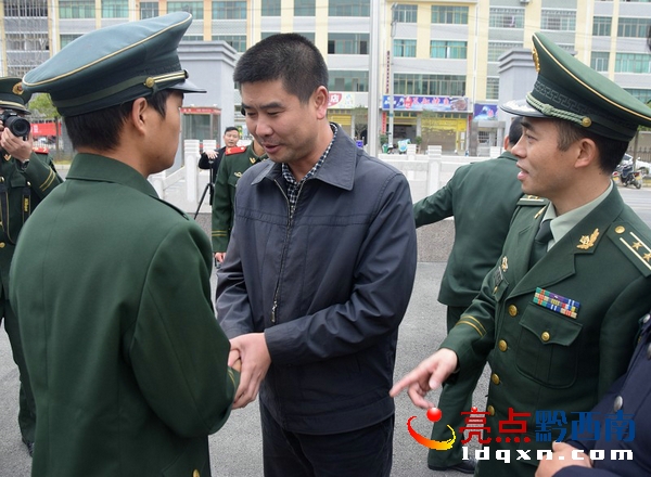興仁縣政府領(lǐng)導(dǎo)與消防復(fù)員老握手慰問(wèn).JPG