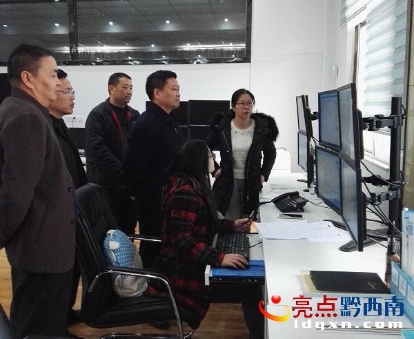 黔西南州副州長(zhǎng)鄧修宇一行到州氣象局指揮調(diào)度抗凝工作.jpg
