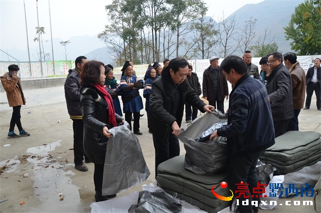 興運(yùn)司總經(jīng)理周學(xué)詩(shī)親自分撿慰問物資.JPG