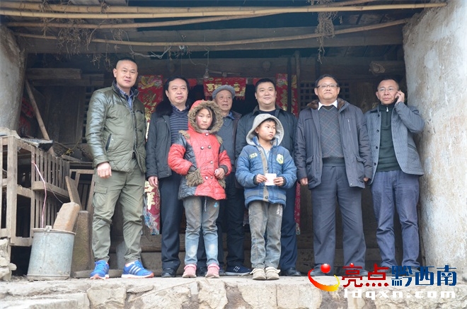 興運(yùn)司和黔西南州江西商會(huì)領(lǐng)導(dǎo)深入特困家庭看望慰問兩名孤兒并與其合影.JPG