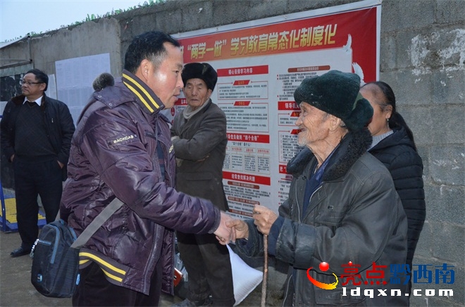 受到慰問的老人握住興運(yùn)司駐村并擔(dān)任第一書記的周光彥同志的手感謝的話說個(gè)不停.JPG