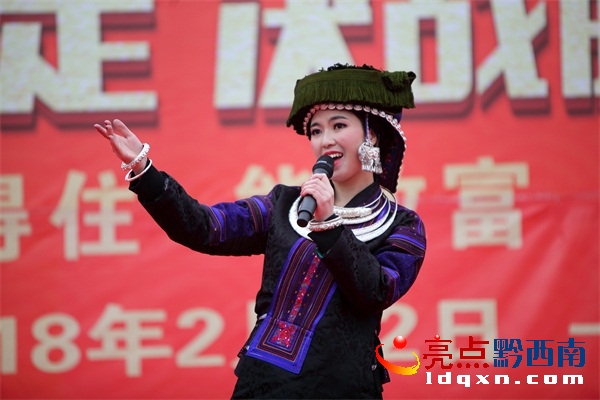 苗族姑娘潘妮妮演唱《酒歌唱起來》 郭澤玉攝.JPG