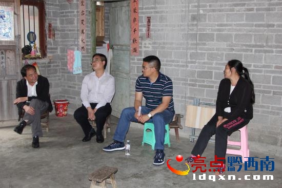 興義市移民局走訪搬遷對(duì)象因戶施策.JPG