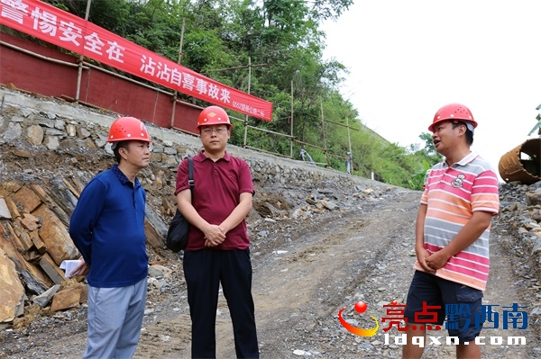 圖1:興義公路管理局工程處黨支部書記(中)在冊亨巖架地質(zhì)不良處治地段督促施工進度..jpg